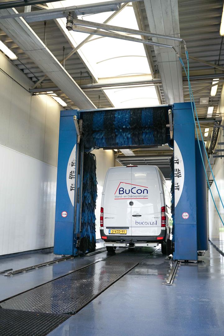 Bussen en campers wassen bij de wasstraat
